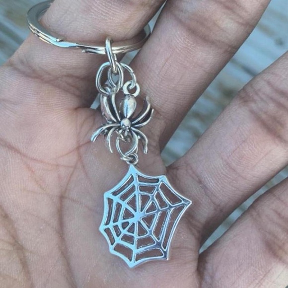 Y2K Gothic Spider web keychain - Silver Keychain Spider and spider web keychain - Picture 2 of 5